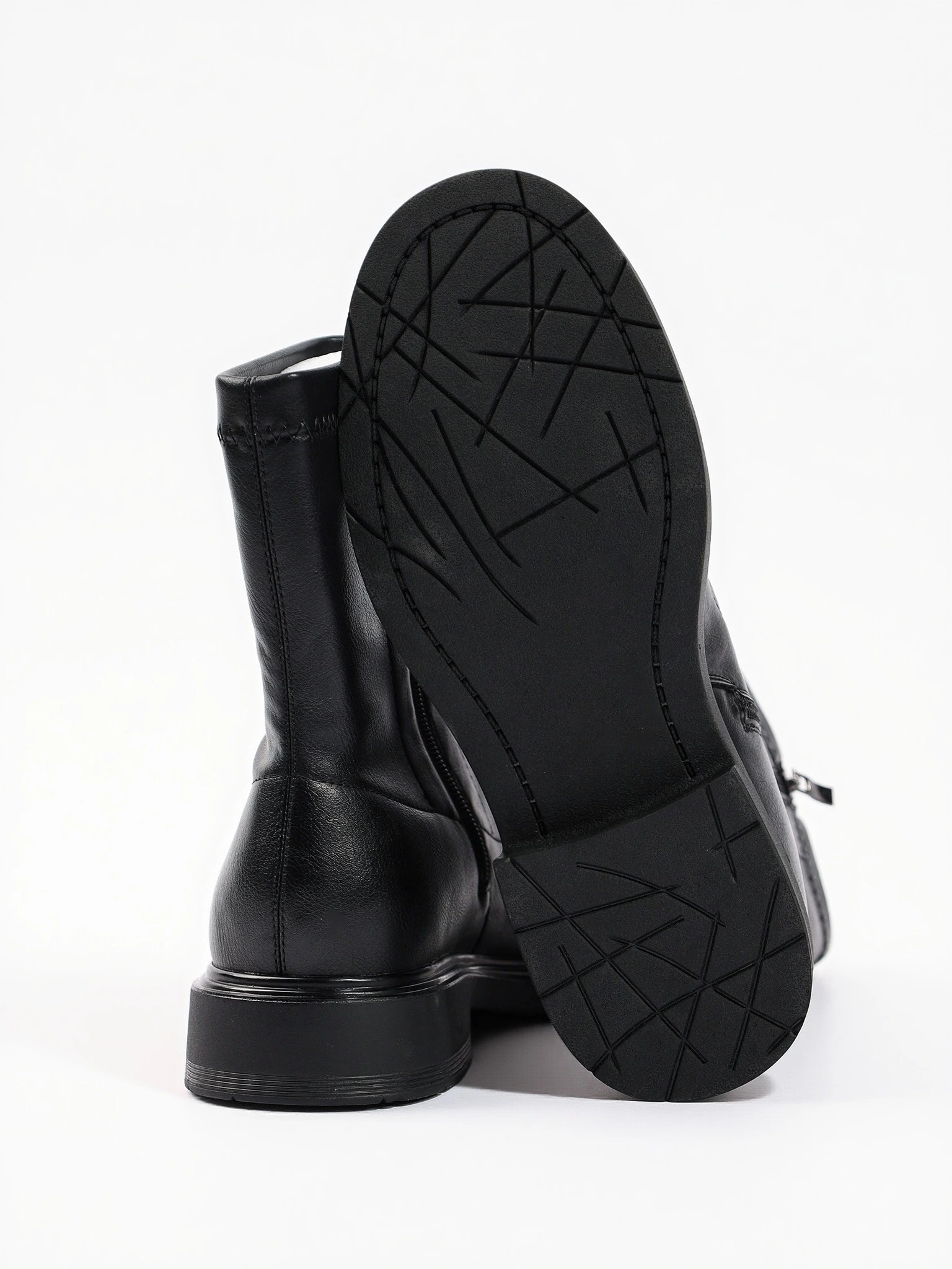 Ботинки черного цвета на низком каблуке